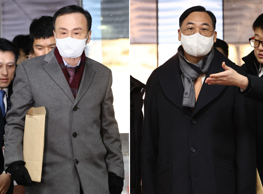 '백현동 수사무마 금품수수 의혹'을 받는 고검장 출신 임정혁 변호사(왼쪽)와 총경 출신 곽정기 변호가 22일 서초구 서울중앙지법에서 열리는 구속 전 피의자 심문(영장심사)을 받기 위해 법정으로 향하고 있다.  [연합뉴스]